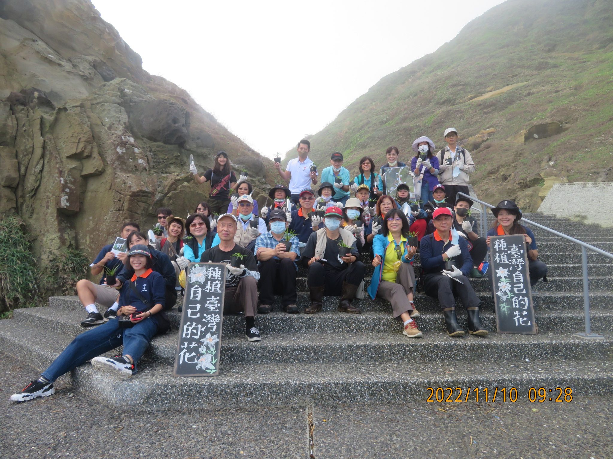 北觀處及宏岳國際在和平島公園種下「臺灣百合」 守護臺灣原生植物 北觀處及宏岳國際在和平島公園種下「臺灣百合」 守護臺灣原生植物