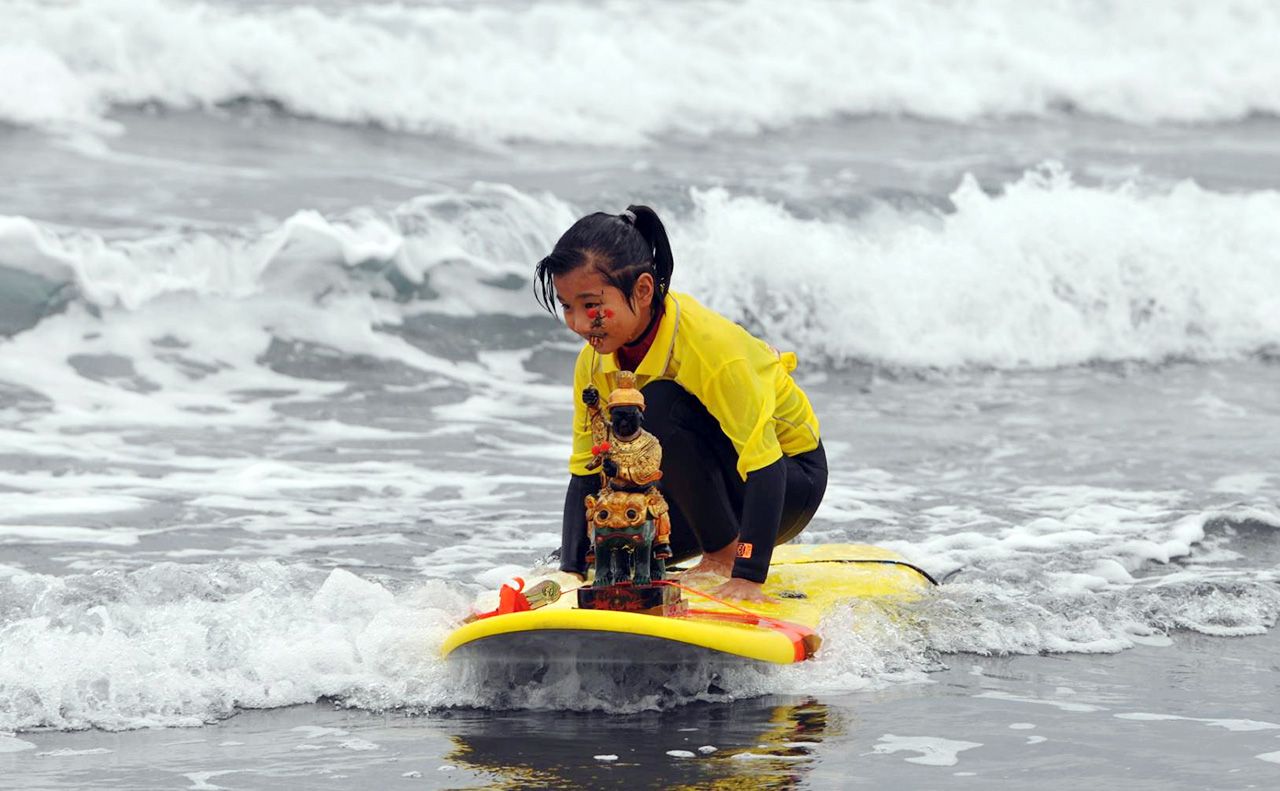影音/不畏寒冷 慶祝天公生頭城慶天宮黑面天公下海衝浪 影音/不畏寒冷 慶祝天公生頭城慶天宮黑面天公下海衝浪