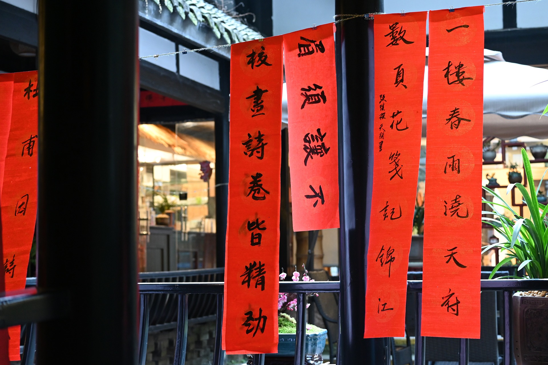 迎新年》貼春聯招祥納福 關於舊的春聯也有處理原則 迎新年》貼春聯招祥納福 關於舊的春聯也有處理原則