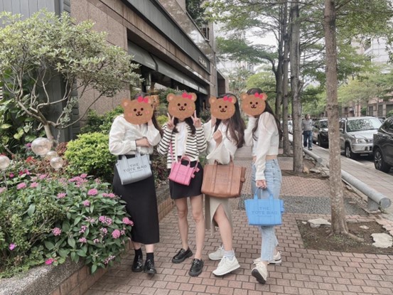 閨蜜間「包包主題」正夯 網推IFCHIC精品電商購買最划算 閨蜜間「包包主題」正夯 網推IFCHIC精品電商購買最划算