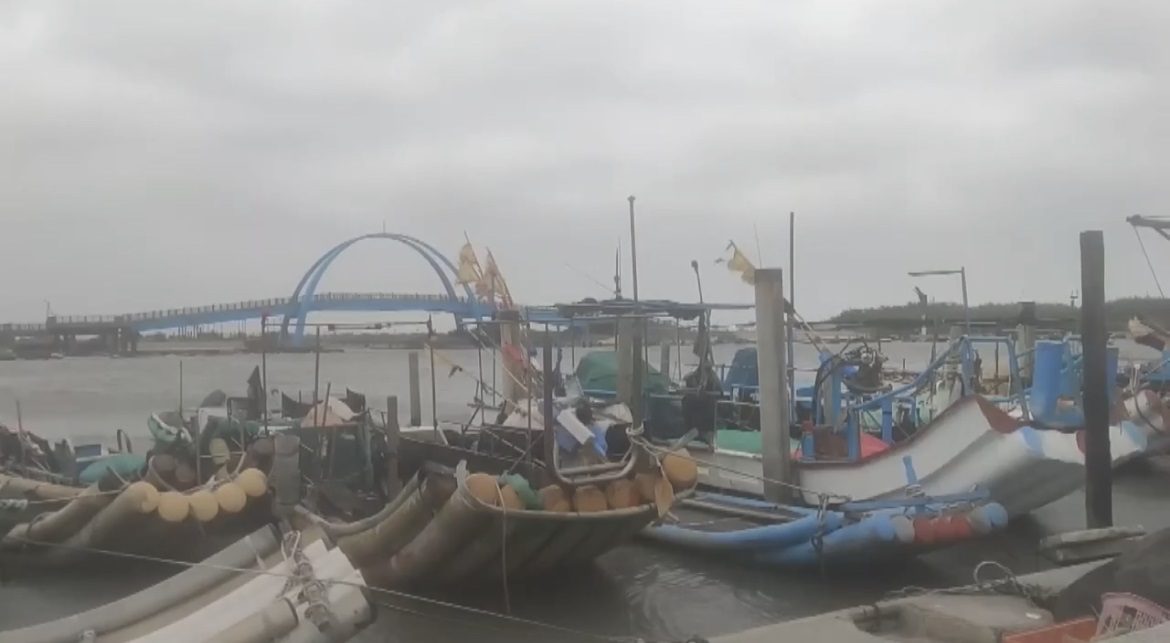 影音/小犬狂風王功漁港海浪濤天漁船避風頭 稻浪陣陣憂變空包彈 影音/小犬狂風王功漁港海浪濤天漁船避風頭 稻浪陣陣憂變空包彈