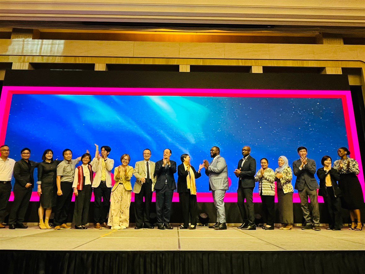 金門縣府至「ITF台北國際旅展」展前記者會。草綠服老兵推著金門觀光小天使「阿特」開著迷你坦克繞場吸睛 金門縣府至「ITF台北國際旅展」展前記者會。草綠服老兵推著金門觀光小天使「阿特」開著迷你坦克繞場吸睛