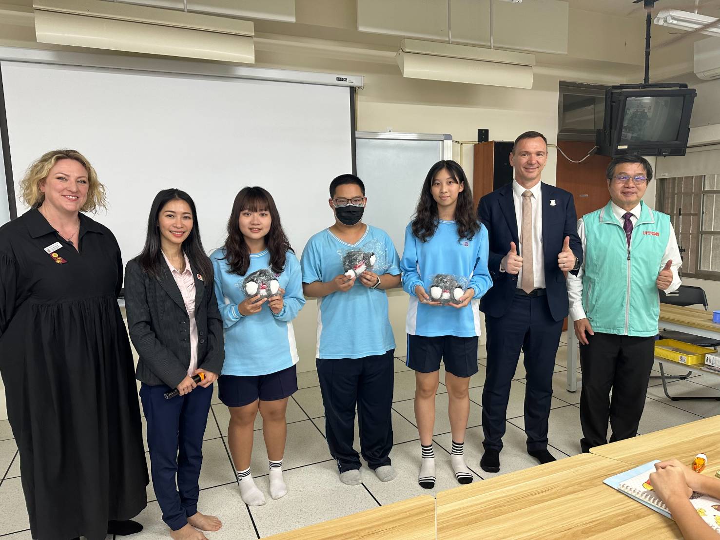 南投高中營造教學雙語環境 促進推動國際交流合作 南投高中營造教學雙語環境 促進推動國際交流合作