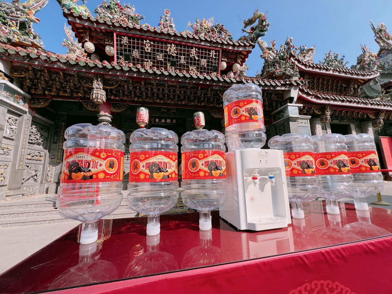 辦公室喝水也能招財祈福!「歪國零食嘴 x 北港武德宮」跨界合作打造全台最大發財水  辦公室喝水也能招財祈福!「歪國零食嘴 x 北港武德宮」跨界合作打造全台最大發財水
