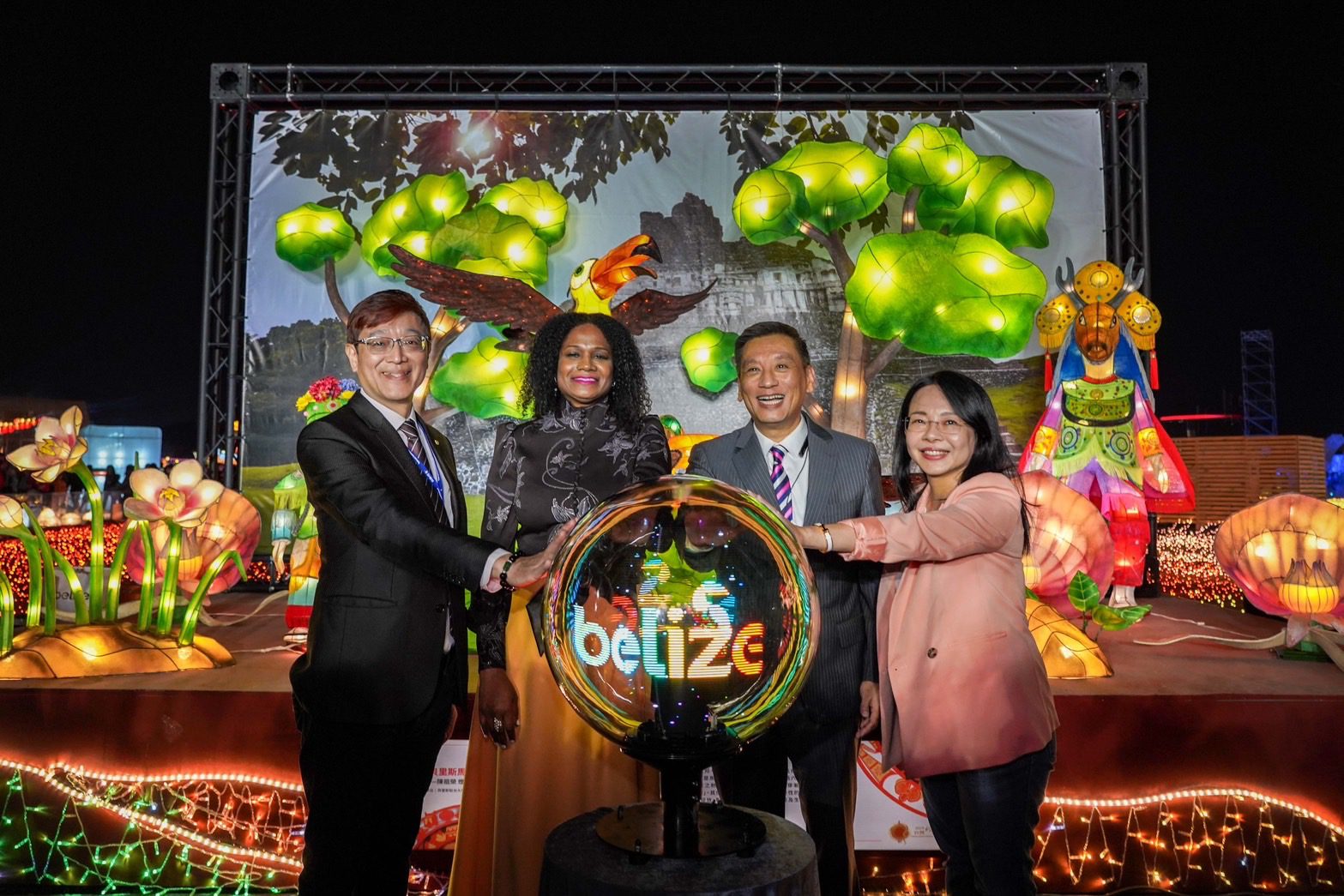 貝里斯翩翩飛舞的巨嘴鳥與馬雅鹿舞 台南亮麗「燈」場 貝里斯翩翩飛舞的巨嘴鳥與馬雅鹿舞 台南亮麗「燈」場