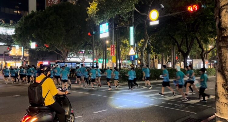 驚!台北街頭近百人奔跑關鍵原因曝光 網友大讚「愛地球」 驚!台北街頭近百人奔跑關鍵原因曝光 網友大讚「愛地球」