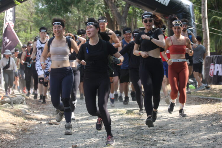 斯巴達障礙跑高雄站艷陽下3千勇士激戰　日、菲選手分獲男、女冠軍　台將「美女警花」謝伯韶總排第三最佳