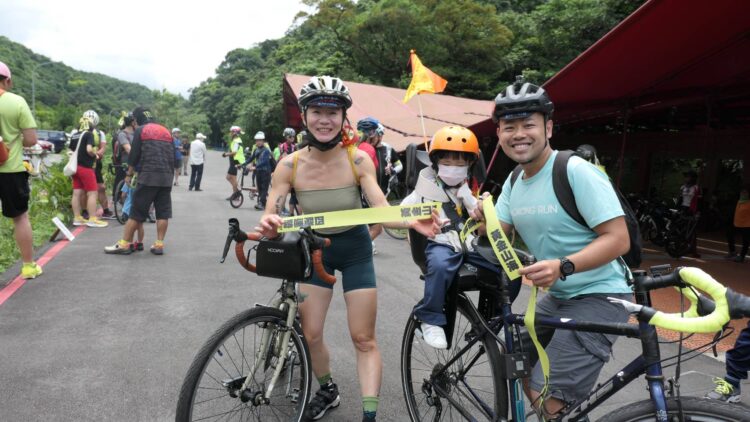 200位車友齊聚三貂嶺快閃 高呼「還我三貂嶺隧道自行車道」 200位車友齊聚三貂嶺快閃 高呼「還我三貂嶺隧道自行車道」