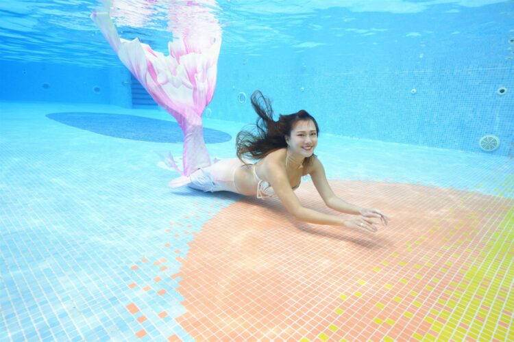 今夏化身美人魚 奇蹟美照拍不停 品嘗夢幻下午茶 與水中精靈優游共舞