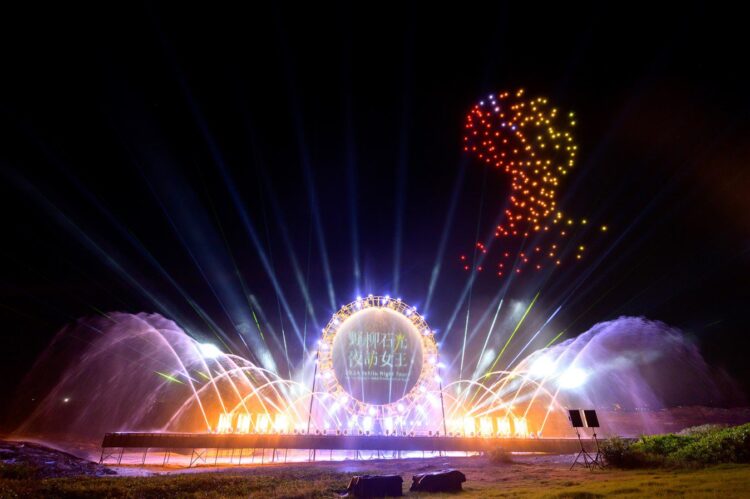 【2024野柳石光夜訪女王】點亮野柳地質公園,絢麗水幕噴泉水舞秀特結合300架無人機展演驚豔全場! 【2024野柳石光夜訪女王】點亮野柳地質公園,絢麗水幕噴泉水舞秀特結合300架無人機展演驚豔全場!