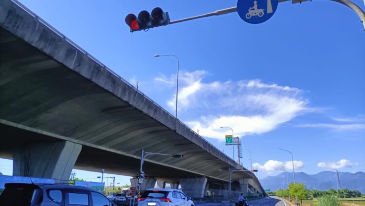 天空竟然出現飛碟？宜蘭出現飛碟狀雲近40分鐘