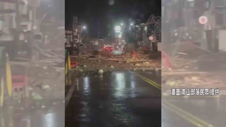 影音/滂沱大雨不斷！南山部落土石沖上街道交通受阻