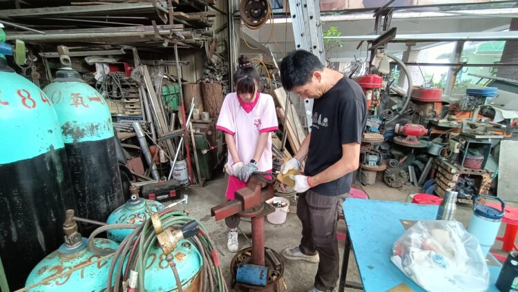 影音/傳統工藝深耕 宜蘭國中體驗銅鑼製作 影音/傳統工藝深耕 宜蘭國中體驗銅鑼製作