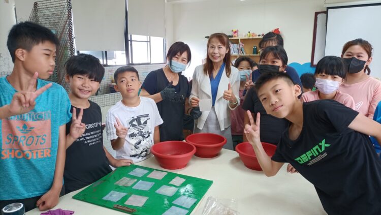 影音/花非花 員山國小師生手作蓪草紙花 影音/花非花 員山國小師生手作蓪草紙花