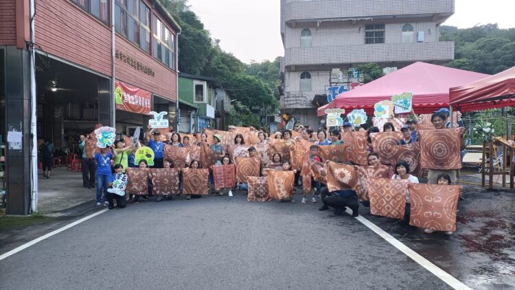 影音/悠遊步道嚐美食 烏塗社區百人植物染活動令人驚艷