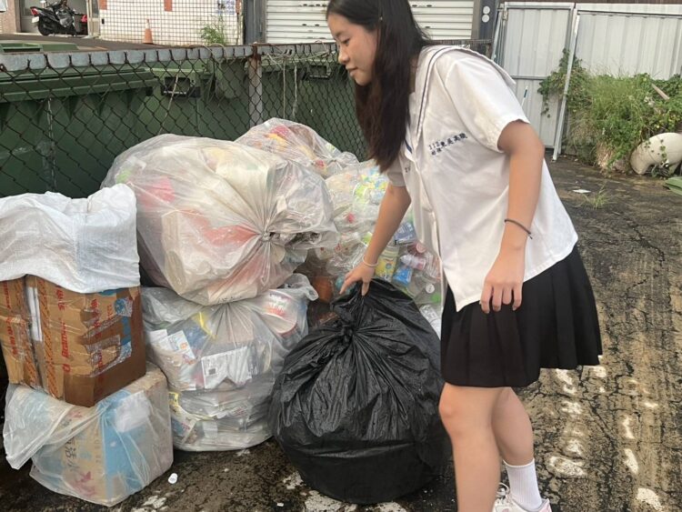 女孩披星載月扛家計報父恩 城隍孝親獎表揚72位逆境天使 女孩披星載月扛家計報父恩 城隍孝親獎表揚72位逆境天使