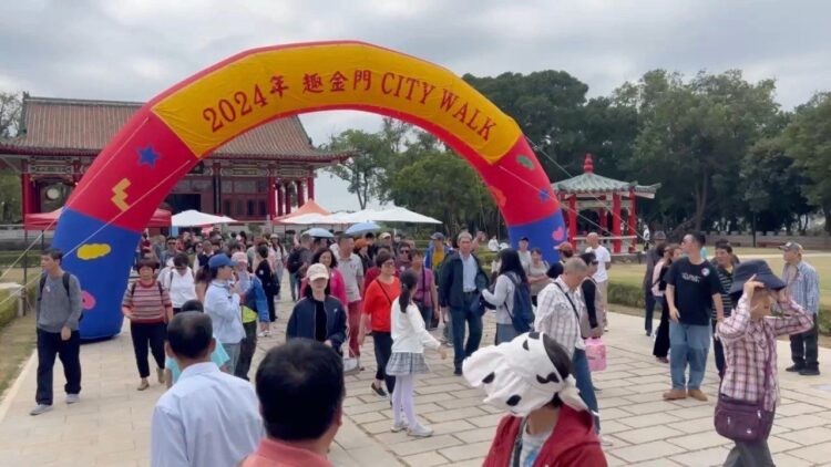 百人陸客團 健步體驗草地餐車與音樂饗宴