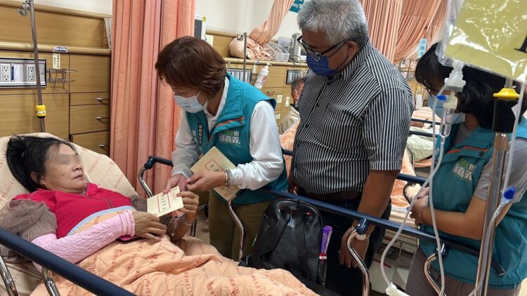 影音/嘉義縣副縣長劉培東、苗栗縣副縣長邱俐俐慰問棧道斷裂事故傷亡者及家屬 影音/嘉義縣副縣長劉培東、苗栗縣副縣長邱俐俐慰問棧道斷裂事故傷亡者及家屬