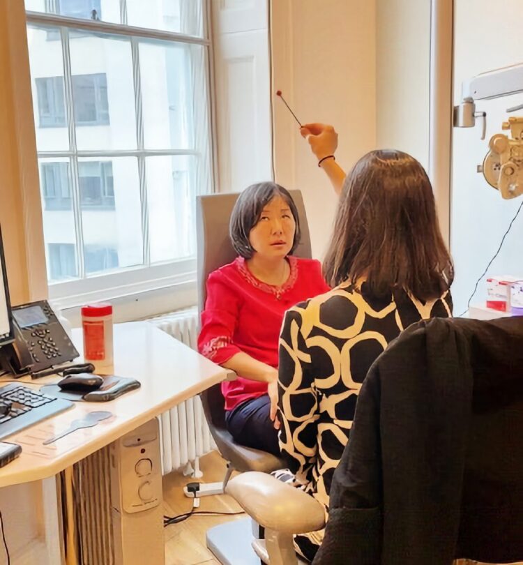 賴麗如到倫敦開刀體驗　帶回英國高端醫學服務標準打造信賴眼科SOP