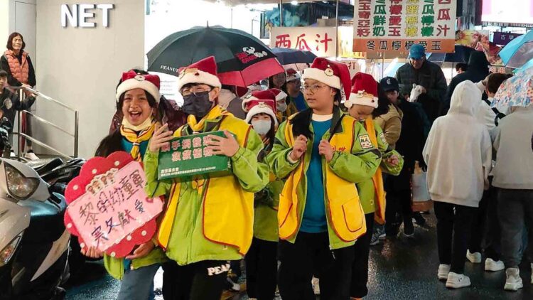 影音／募發票助創世　黎明國小幼童軍冷冽寒冬現暖意