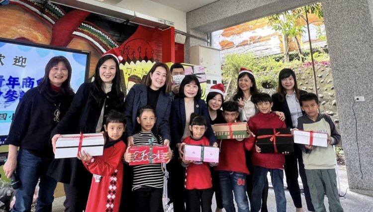 青商會參議員聖誕愛心鞋盒傳愛偏鄉 合唱團學童出國比賽仍缺經費