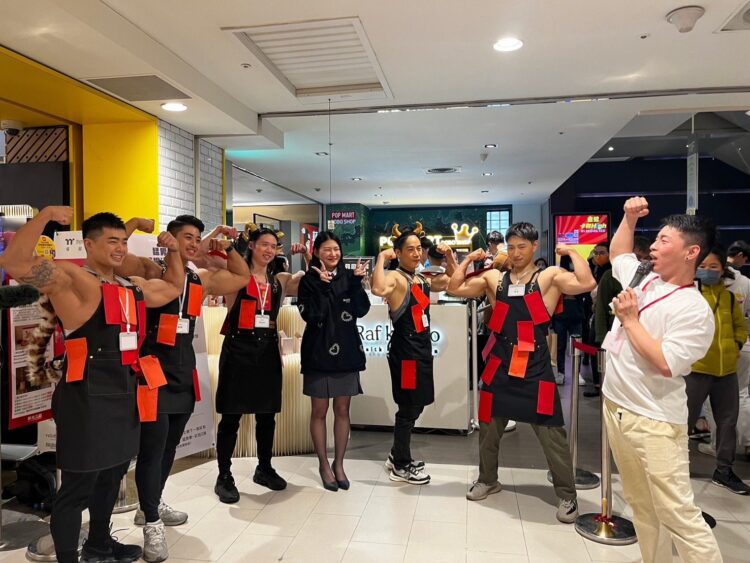 台中新光三越猛男划拳搶紅包現場嗨翻擠爆　Raf Kampo無糖茶飲系蛋白飲成女性新寵