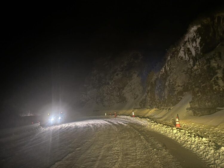 雪封合歡山區　大年初一公路局清晨鏟雪車鏟雪