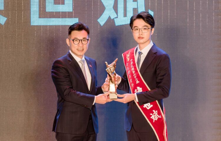 榮獲中華民國第62屆十大傑出青年 草屯商工陳世斌老師獲頒金手獎座 榮獲中華民國第62屆十大傑出青年 草屯商工陳世斌老師獲頒金手獎座