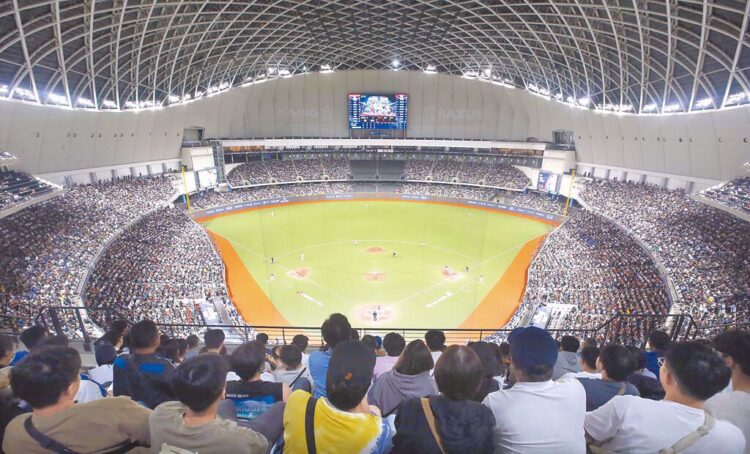 走回座位才知道全壘打！按WBCQ規定大巨蛋畫面延遲12秒