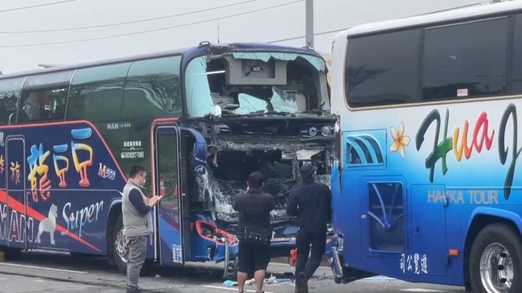 影音╱進香團遊覽車嘉義新港追撞 24人受傷送醫