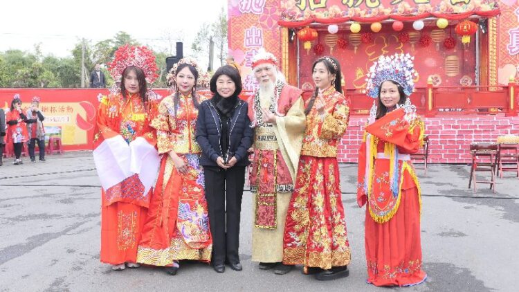 影音╱月老祖廟拋繡球招親　五百多位男子搶繡球