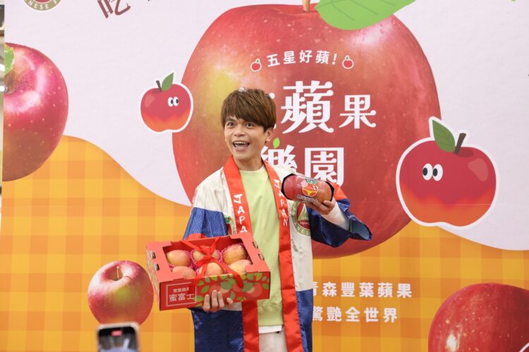 日本青森五星級高蜜度「豐葉蘋果」限時開賣 蔡阿嘎超市現蹤向「果粉」推銷 日本青森五星級高蜜度「豐葉蘋果」限時開賣 蔡阿嘎超市現蹤向「果粉」推銷