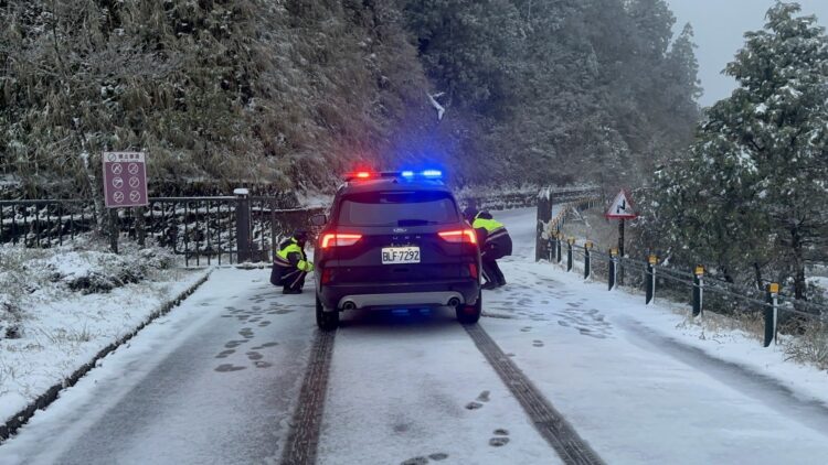 影音╱寒流來襲!思源埡口與太平山區現冰霰霧淞 影音╱寒流來襲!思源埡口與太平山區現冰霰霧淞