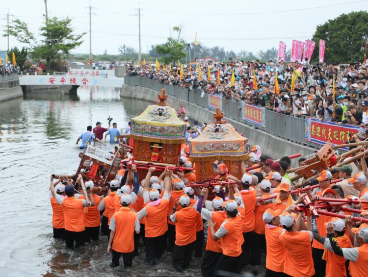 影音/布袋新塭「衝水路、迎客王」 上萬信眾擠爆王船碼頭 影音/布袋新塭「衝水路、迎客王」 上萬信眾擠爆王船碼頭