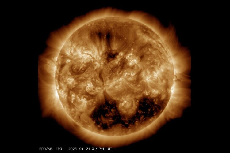 太陽破大洞 磁暴、夢幻極光跟著來 太陽破大洞 磁暴、夢幻極光跟著來