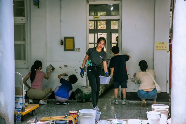 遠雄志工深入水源保護區小學 聯手家長學童翻新讀書室 遠雄志工深入水源保護區小學 聯手家長學童翻新讀書室