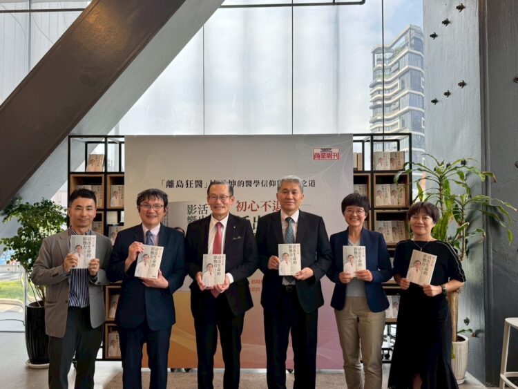 「離島狂醫」杜元坤推出新書《初心不退：活出生命的影響力》　當醫師變病人他仍「狂性」不改