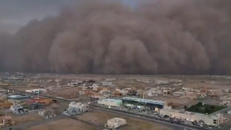影音／強烈沙塵暴襲擊阿拉伯　畫面宛如世界末日