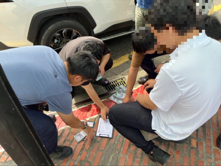 影音/宜蘭民眾眼尖報案 警方逮獲詐欺車手 影音/宜蘭民眾眼尖報案 警方逮獲詐欺車手