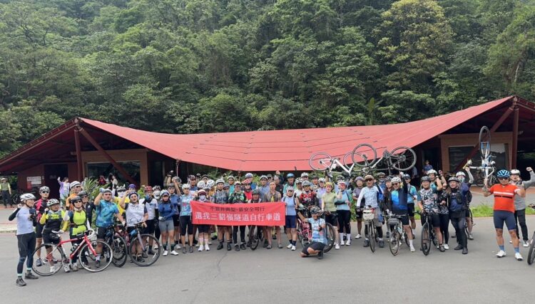 快閃周年再聚三貂嶺　百位車友持續呼籲「還我安全的自行車道」