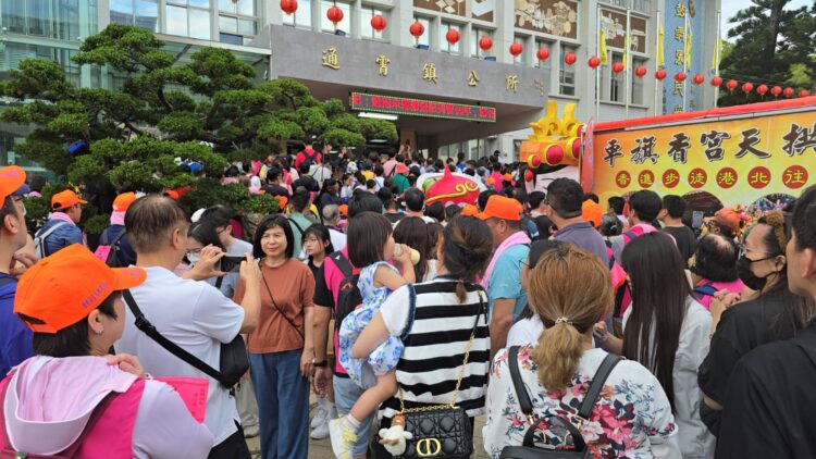 影音／史上頭一遭！白沙屯媽祖駐駕通宵公所過夜　鎮長傻眼驚喜