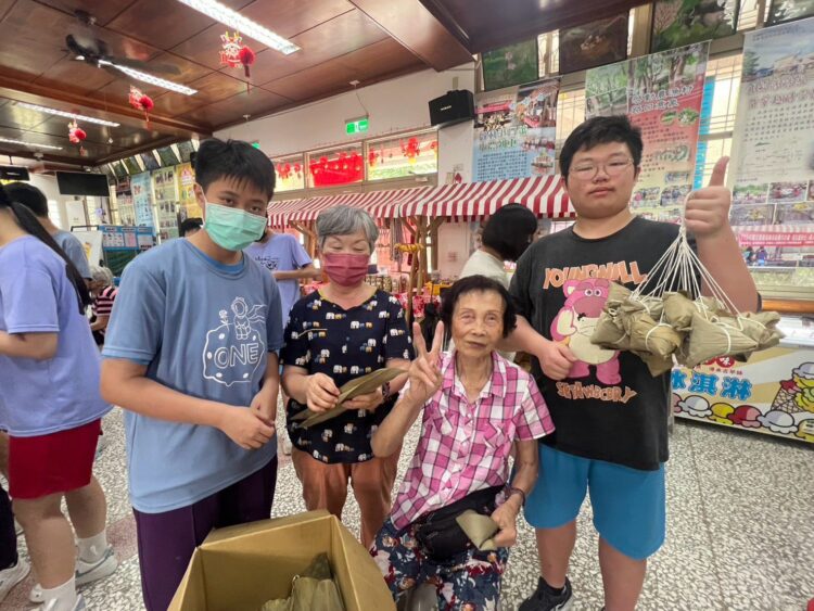 頭城國中技藝班親子共創溫情肉粽季 399顆幸福肉粽送暖獨居長輩 頭城國中技藝班親子共創溫情肉粽季 399顆幸福肉粽送暖獨居長輩