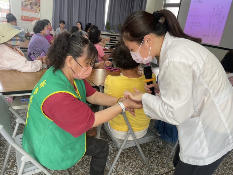 攜手中醫及芳療進社區 新營醫院失智據點傳授樂齡養生好點子
