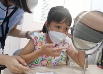 兒童視力不良且視差大信賴眼科案例多　醫籲少用3C產品還要注意寫字姿勢