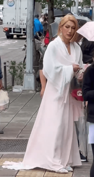 台北街頭撞見「肌肉版席琳狄翁」跑外送 網友笑瘋:是潘若迪啦 台北街頭撞見「肌肉版席琳狄翁」跑外送 網友笑瘋:是潘若迪啦