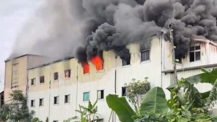 影音／礁溪鄉龍泉路烤漆工廠發生嚴重火警　千坪鐵皮廠房陷入火海