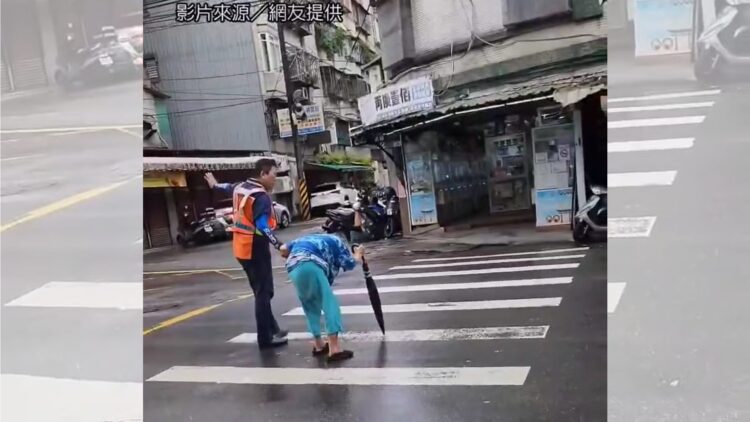 影音／帶駝背老阿嬤倒垃圾過馬路　新北清潔隊員感動上萬網友