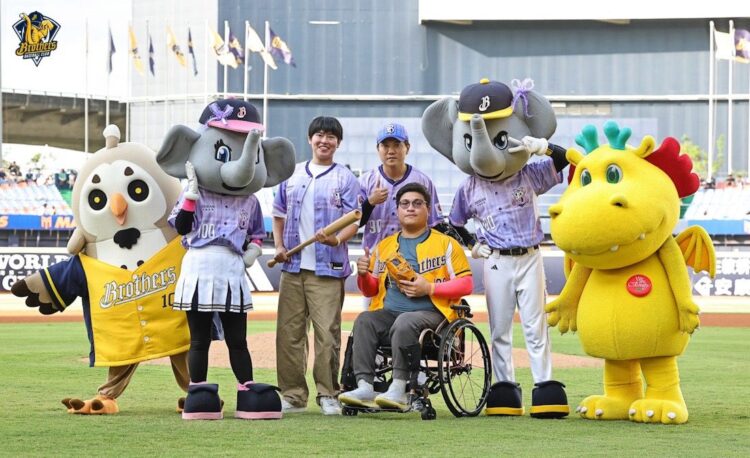 乙禾生醫攜手中信兄弟共創正向能量 生命鬥士開球感動萬名球迷! 乙禾生醫攜手中信兄弟共創正向能量 生命鬥士開球感動萬名球迷!