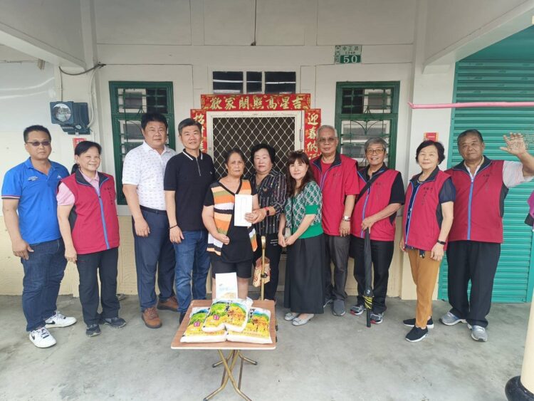 嘉義無極門行善功德會持續行善 理事長方慶智帶隊關懷十餘貧困家庭發放善款與白米 嘉義無極門行善功德會持續行善 理事長方慶智帶隊關懷十餘貧困家庭發放善款與白米