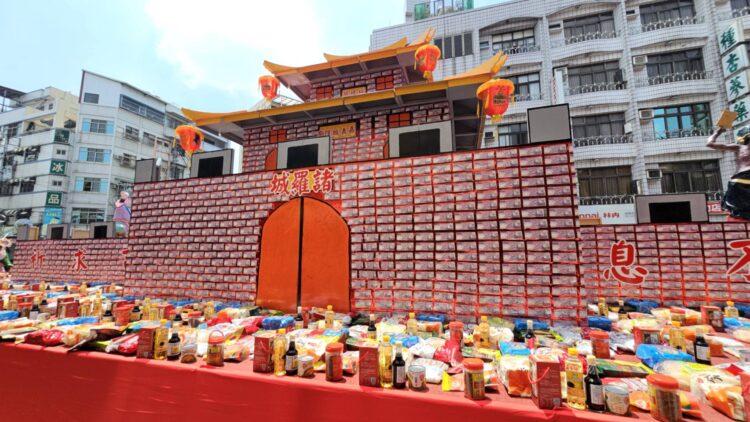 影音/7,500張兩千元紙鈔堆砌城門 諸羅城隍中元祭超吸睛